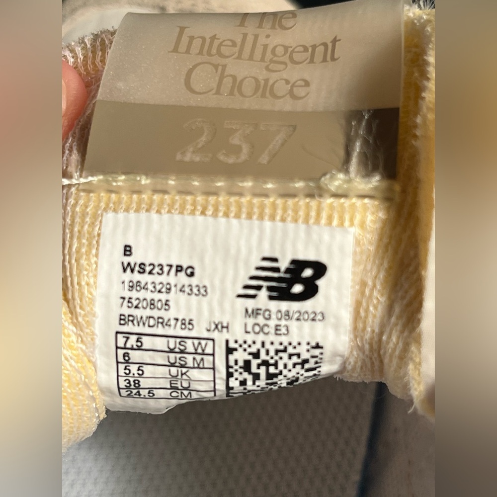 New Balance (,The Intelligent Choice ) women’s sneakers size 7.5 🍰🧁🎂🍰🧁🍰🧁🍰🎂🍰🎂🍰 - Picture 7 of 8